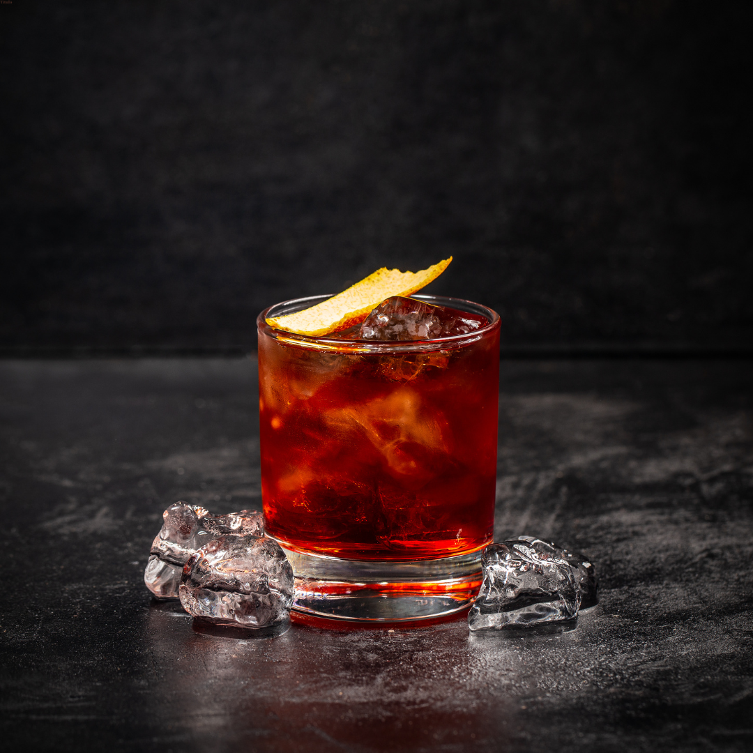 Negroni clásico servido con cáscara de naranja