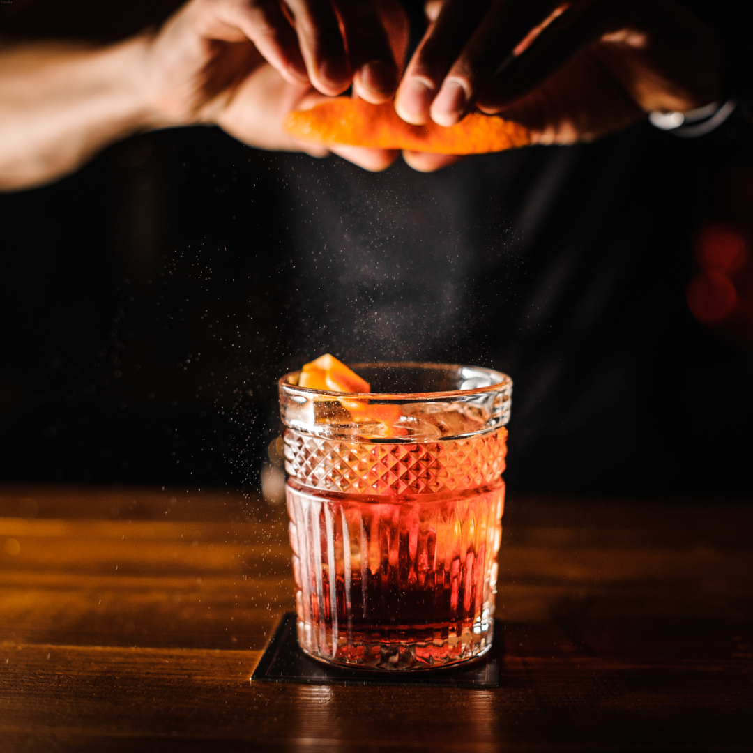Cáscara de naranja usada como garnish para Negroni clásico